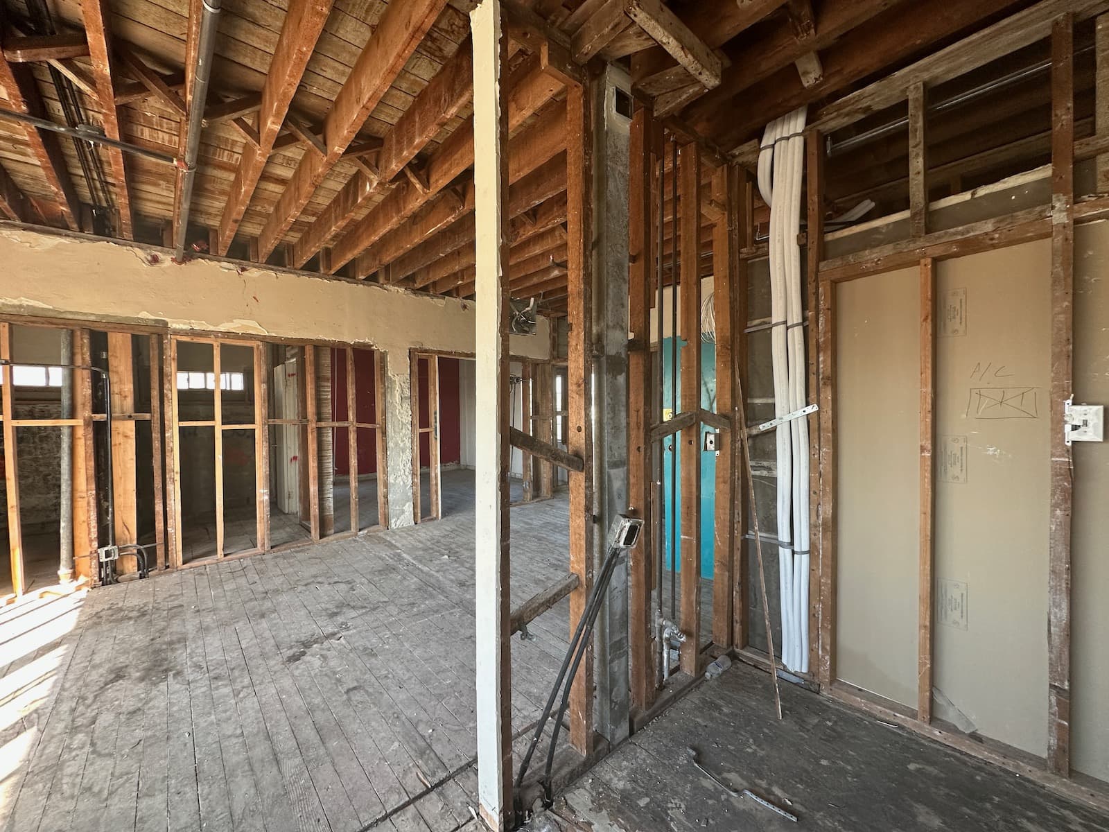 Inside Richard Neutra’s Jardinette Apartments (East Hollywood)